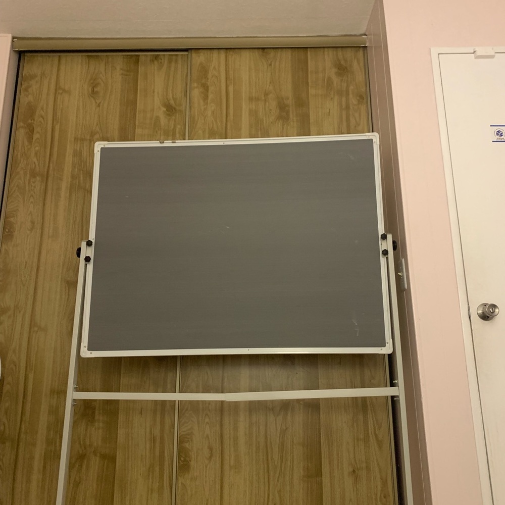 A board with two sides : white, light gray